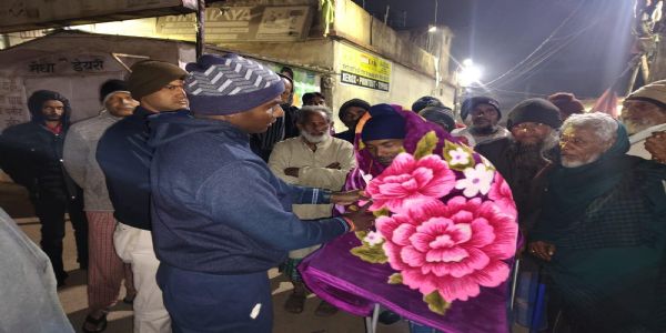 उपायुक्तेन शीतपीडितेषु आवश्यकताग्रस्तेषु जनेषु कम्बलानां वितरणं कृतम्