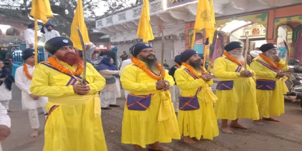 गुरु गोविंद सिंहस्य जन्मोत्सवे निर्गतं नगर-कीर्तनं, समाजजनेषु उत्साहः