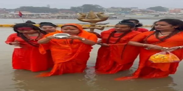 पौष–पूर्णिमा–पर्वणि सनातन–किन्नर–आखाडा-इत्यनेन कृतम् अमृत–स्नानम्