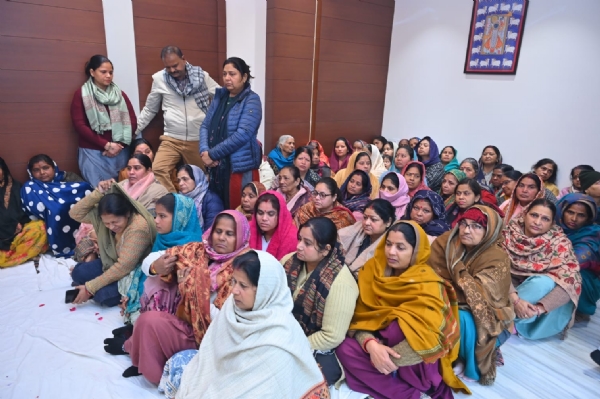 शक्ति नगर कॉलोनी स्थित आवास पर दिवंगत विधायक प्रो. डॉ. श्याम बिहारी लाल के अंतिम दर्शन के लिए पहुंचीं महिलाएं, शोक में डूबा माहौल। शक्ति नगर कॉलोनी स्थित आवास पर दिवंगत विधायक प्रो. डॉ. श्याम बिहारी लाल के अंतिम दर्शन के लिए पहुंचीं महिलाएं, शोक में डूबा माहौल।