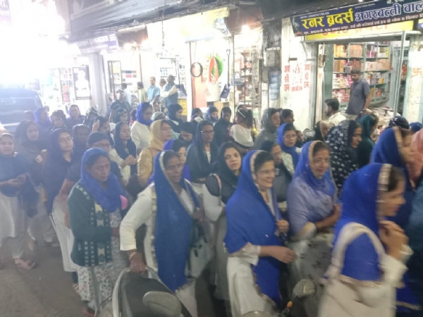 नगर कीर्तन में शामिल समाज की महिलाएं।