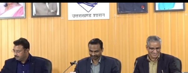 अपर मुख्य निर्वाचन अधिकारी डॉ. विजय कुमार जोगदंडे पत्रकारों से बातचीत करते हुए। अपर मुख्य निर्वाचन अधिकारी डॉ. विजय कुमार जोगदंडे पत्रकारों से बातचीत करते हुए।