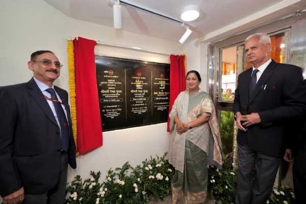 पार्क स्ट्रीट इलेक्ट्रिक रिसीविंग सब-स्टेशन  का शुक्रवार को उद्घाटन करती मुख्यमंत्री रेखा गुप्ता