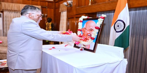 राज्यपालः राष्ट्रपितुः महात्मनो गांधिनः पुण्यतिथौ अददात् श्रद्धांजलिम्