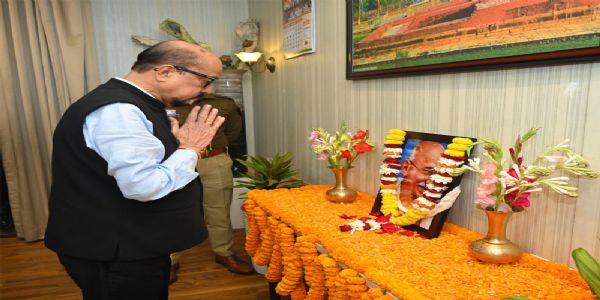 रायपुरम् : राज्यपालो  डेका राष्ट्रपित्रे महात्मने गांधिने अददात् श्रद्धांजलिम्