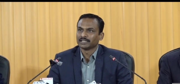 अपर मुख्य निर्वाचन अधिकारी डॉ. विजय कुमार जोगदंडे पत्रकारों से बातचीत करते। अपर मुख्य निर्वाचन अधिकारी डॉ. विजय कुमार जोगदंडे पत्रकारों से बातचीत करते।