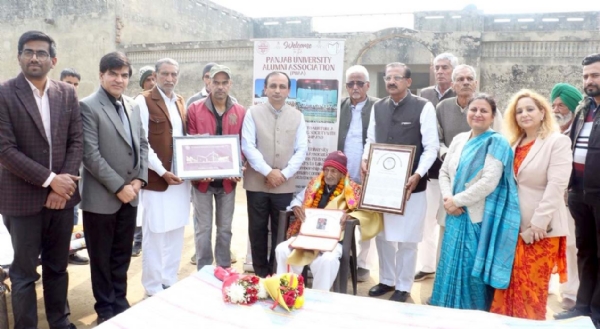 यूनिवर्सिटी के पूर्व छात्र सहीराम बिश्रोई को सम्मानित करते हुए। यूनिवर्सिटी के पूर्व छात्र सहीराम बिश्रोई को सम्मानित करते हुए।