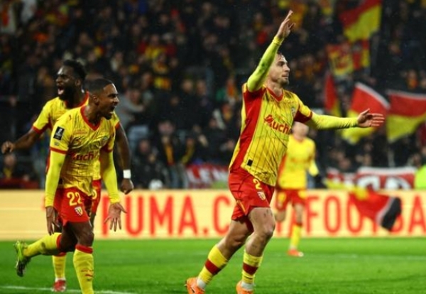 जीत के बाद जश्न मनाती लेन्स की टीम