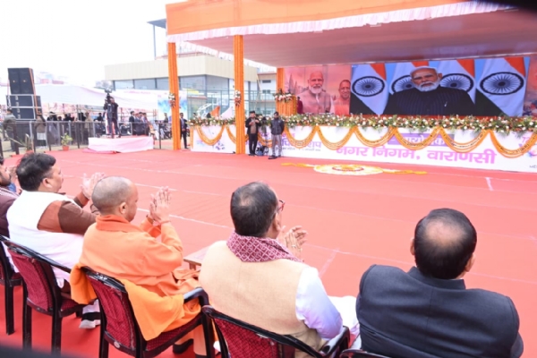 प्रधानमंत्री लोगों को संबोधित कर रहे