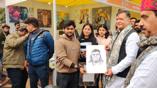 कार्यक्रम के दौरान विधानसभा अध्यक्ष सतीश महीना का स्केच बनाकर भेंट करते छात्र