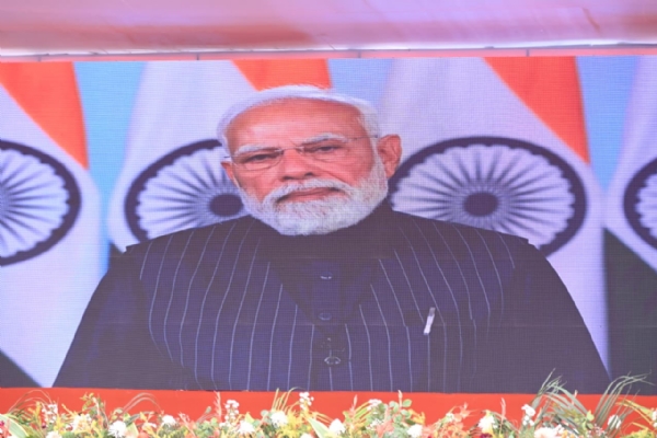 प्रधानमंत्री लोगों को संबोधित कर रहे