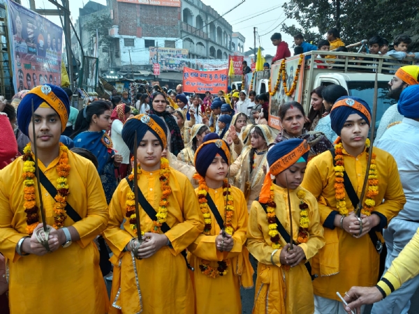 श्री गुरु गोविंद सिंह के प्रकाशोत्सव के उपलक्ष्य में निकला भव्य नगर कीर्तन में पंच प्यारे।