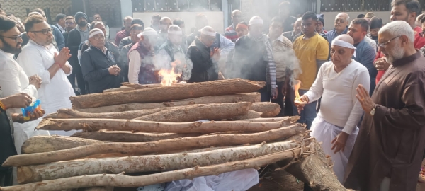 अंतिम संस्कार के दौरान फोटो