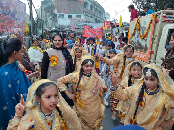 श्री गुरु गोविंद सिंह के प्रकाशोत्सव के उपलक्ष्य में निकला भव्य नगर कीर्तन में सजे नन्हे मुन्ने बच्चे।