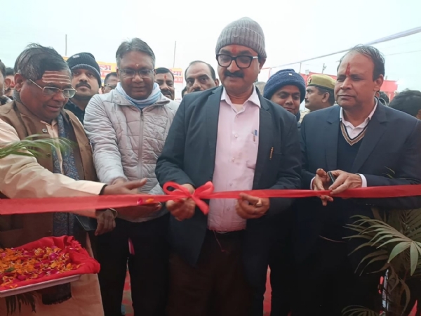 उद्घाटन करते जिलाधिकारी उद्घाटन करते जिलाधिकारी