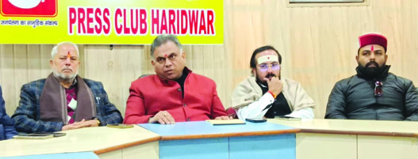 पत्रकारों से वार्ता करते हुए पत्रकारों से वार्ता करते हुए