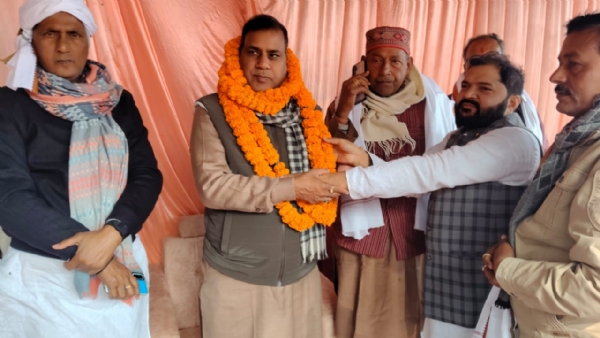 विधायक का नागरिक अभिनन्दन करते ग्रामीण विधायक का नागरिक अभिनन्दन करते ग्रामीण