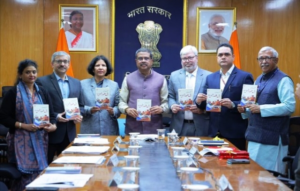 केंद्रीय शिक्षा मंत्री धर्मेंद्र प्रधान सोमवार को ‘ख़ुतबात-ए-मोदी’ पुस्तक का विमोचन करते हुए