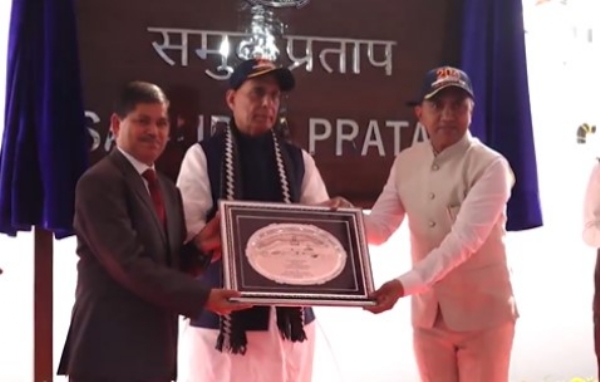 गोवा में तटरक्षक पोत ‘समुद्र प्रताप’ का जलावतरण करते रक्षामंत्री राजनाथ सिंह