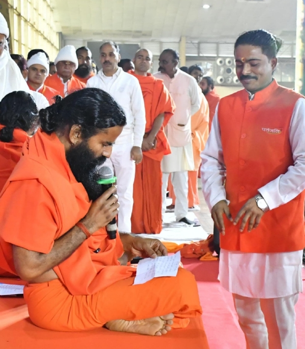 स्वामी रामदेव के साथ योग गुरु योगी ज्वाला सिंह। स्वामी रामदेव के साथ योग गुरु योगी ज्वाला सिंह।