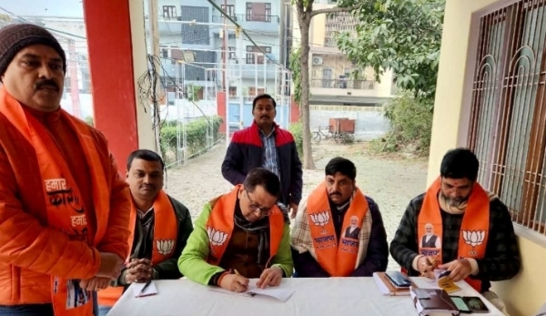 बैठक लेते हुए भाजपा के महानगर अध्यक्ष