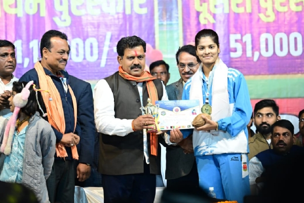 साउथ एशियन बॉल बैडमिंटन चैंपियनशिप में स्वर्ण पदक जीतने वाली कवर्धा की रिया तिवारी का सम्मान करते हुए उपमुख्यमंत्री विजय शर्मा साउथ एशियन बॉल बैडमिंटन चैंपियनशिप में स्वर्ण पदक जीतने वाली कवर्धा की रिया तिवारी का सम्मान करते हुए उपमुख्यमंत्री विजय शर्मा