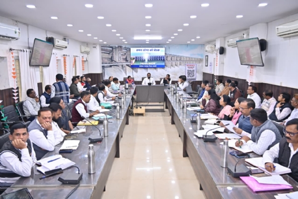 कलेक्ट्रेट सभाकक्ष में जिले के अधिकारी कर्मचारी को संबोधित करते हुए कलेक्टर अबिनाश मिश्रा। कलेक्ट्रेट सभाकक्ष में जिले के अधिकारी कर्मचारी को संबोधित करते हुए कलेक्टर अबिनाश मिश्रा।