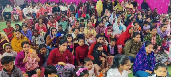 सांस्कृतिक कार्यक्रम देखते हुए बच्चे व उनके पालक।