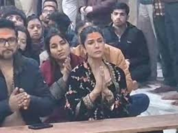 महाकाल मंदिर पहुंची फिल्म अभिनेत्री निमरत कौर महाकाल मंदिर पहुंची फिल्म अभिनेत्री निमरत कौर
