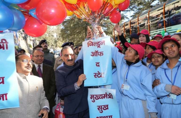 मुख्यमंत्री  चिल्ड्रन ऑफ द स्टेट’ को शैक्षणिक भ्रमण पर रवाना करते हुए।