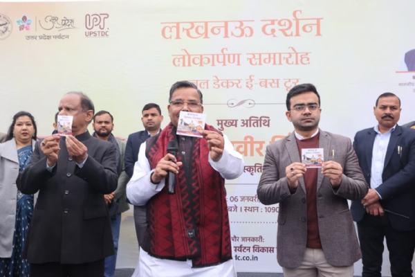 बस सेवा के शुभारंभ पर मंत्री जयवीर सिंह