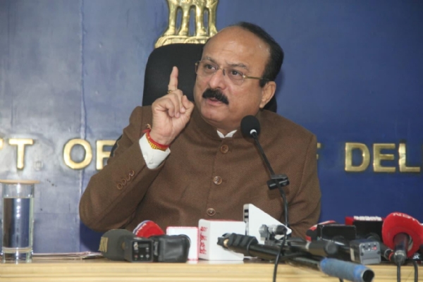 दिल्ली सचिवालय में प्रेस कांफ्रेंस करते दिल्ली के कैबिनेट मंत्री आशीष सूद