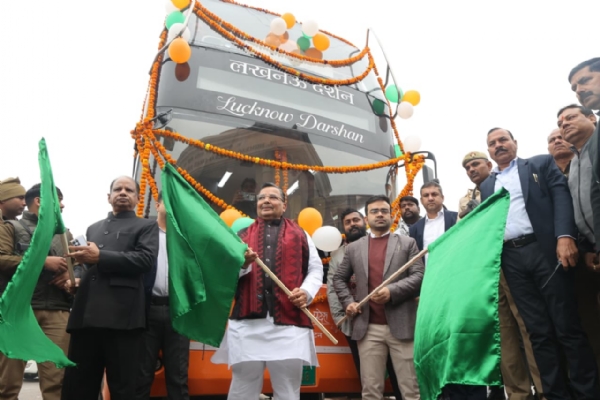 बस को झंडी दिखाते मंत्री जयवीर सिंह