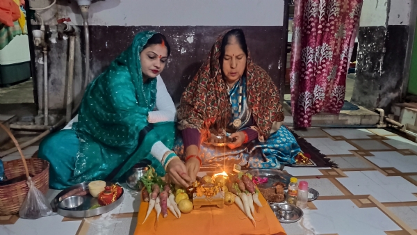 व्रती माताओं पूजन करते हुए व्रती माताओं पूजन करते हुए