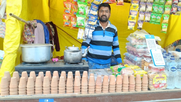 माघ मेला क्षेत्र में चाय नाश्ते की दुकानों  में मिट्टी के कुल्हड़ और दोना का उपयोग