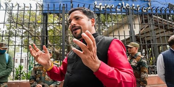 दिल्ली विधानसभायां निलंबितान् आआपा विधायकान् परिसर प्रवेशात् अवरोधितवन्तः