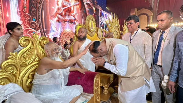 फोटो: मुंबई में आचार्य रत्नसुंदरसूरीश्वरजी महाराज का आशीर्वाद लेते हुए लोकसभा अध्यक्ष ओम बिरला फोटो: मुंबई में आचार्य रत्नसुंदरसूरीश्वरजी महाराज का आशीर्वाद लेते हुए लोकसभा अध्यक्ष ओम बिरला