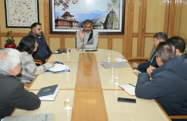 सीएम बैठक की अध्यक्षता करते हुए