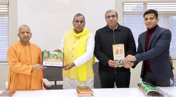 मुख्यमंत्री को कैलेंडर भेंट करते मंत्री ओम प्रकाश राजभर मुख्यमंत्री को कैलेंडर भेंट करते मंत्री ओम प्रकाश राजभर