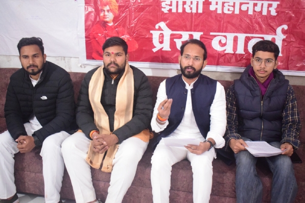 पत्रकारों से वार्ता करते