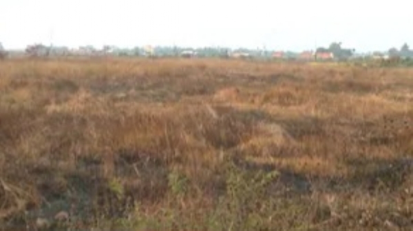 सिंगूर की खाकी पड़ी हुई जमीन सिंगूर की खाकी पड़ी हुई जमीन