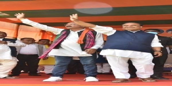 असमस्य मुख्यमंत्री विधायकाय भास्कर शर्मणेऽददात् जन्मदिनस्य शुभकामनाः