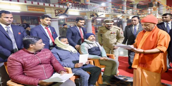 मुख्यमंत्री योगी जनता दर्शने अशृणोत् जन समस्याः , अवदत्- सर्वस्यापि समस्यानां निराकरणं सर्वकारस्य संकल्पः