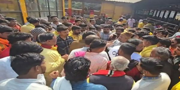 विश्व प्रसिद्धे पीताम्बरा सिद्धपीठे विदुषां हवन अनुष्ठानं पिहितम्, एसडीएम अपसर्तुं याचना