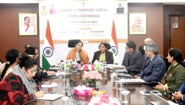पंखुड़ी पोर्टल के लॉन्च के मौके पर केंद्रीय मंत्री अन्नपूर्णा देवी, राज्य मंत्री सावित्री ठाकुर तथा मंत्रालय के सचिव अनिल मलिक पंखुड़ी पोर्टल के लॉन्च के मौके पर केंद्रीय मंत्री अन्नपूर्णा देवी, राज्य मंत्री सावित्री ठाकुर तथा मंत्रालय के सचिव अनिल मलिक