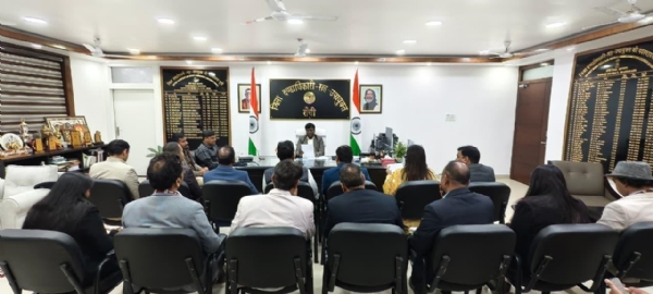 बैठक करते हुए उपायुक्त सहित अन्य