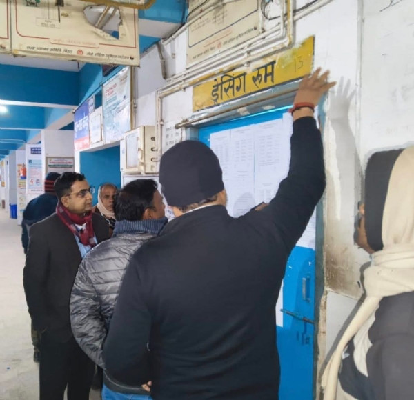 अररिया फोटो:एसडीएम अस्पताल में जायजा लेते