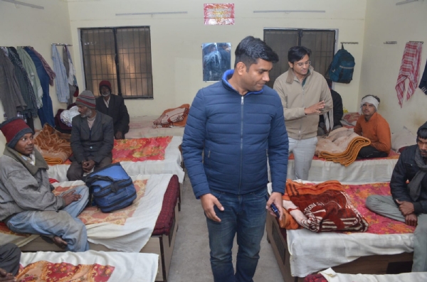 देर रात्रि अधिकारी रैन बसेरे का जाएज़ा लेते हुए