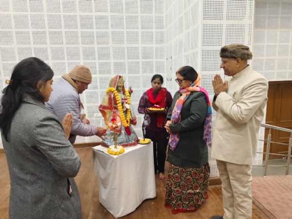 दीप प्रदीप कर कार्यक्रम की शुरुआत करते मुख्यअतिथि