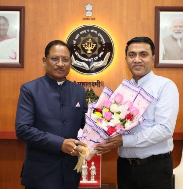 छत्तीसगढ़ के मुख्यमंत्री साय  गोवा के मुख्यमंत्री डॉ. प्रमोद सावंत काे गुलदस्ता भेंट करते हुए